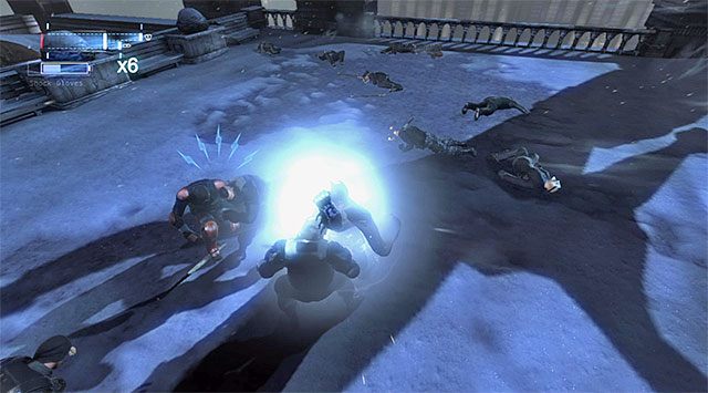 Tradycyjnie już używaj rękawic na silniejszych wrogach - Dotarcie do apartamentu Jokera - górne piętra - Batman: Arkham Origins - poradnik do gry