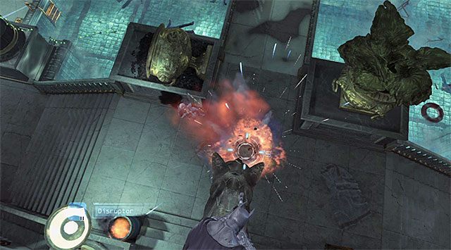 W miejscu tym po raz pierwszy w trakcie zaliczania głównego wątku fabularnego gry spotkasz się z przeciwnikami przenoszącymi miny - Dotarcie do apartamentu Jokera - pływalnia - Batman: Arkham Origins - poradnik do gry