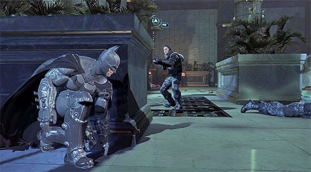 Możesz wyczekiwać na wrogów za zasłonami, szukając okazji do tego żeby ich złapać - Dotarcie do apartamentu Jokera - pływalnia - Batman: Arkham Origins - poradnik do gry