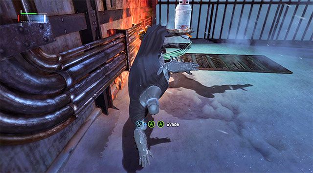 Po rozpoczęciu pojedynku z Killer Crociem skup się przede wszystkim na wykonywaniu poprawnych uskoków (wychylenie gałki analogowej w bok + dwukrotne wciśnięcie wskazanego przez grę przycisku), dzięki czemu nie będziesz odnosił obrażeń w wyniku silnych ataków wyprowadzanych przez bossa (screen) - Pokonaj Killer Croca - Batman: Arkham Origins - poradnik do gry