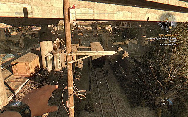 Musisz teraz dotrzeć do miejsc uzbrojenia w sumie czterech świetlnych pułapek i znajdują się one na północny-zachód stąd (punkty 2f na mapie) - 2 - Pierwsze zadanie (First Assignment) | Główne zadania - Slumsy | Dying Light - Dying Light - poradnik do gry