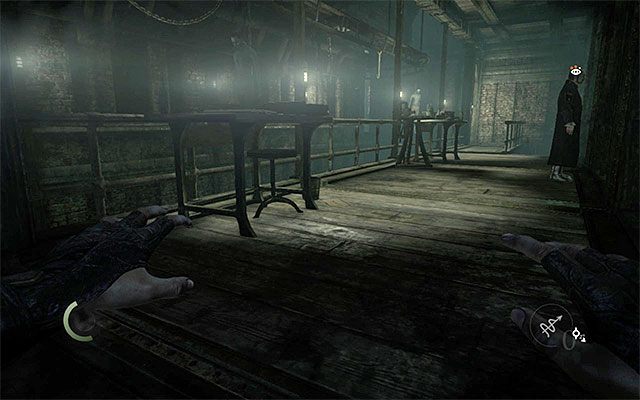 Rozwiązaniem problemu niekorzystnego rozstawienia sił wroga jest zbliżenie się do oponentów od północnego-zachodu (powyższy screen), wykorzystując wysoko położone drewniane belki, do których Garrett może dotrzeć dzięki użyciu pazura - Przeprawa przez drugą część odlewni | Rozdział 2 (W proch się obrócisz) | Thief - Thief - poradnik do gry