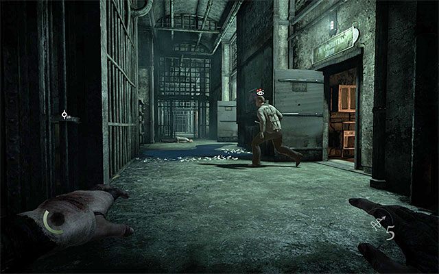 Musisz się od tego momentu bardzo pilnować, albowiem przywrócenie dostaw prądu i wciśnięcie przycisku w stróżówce otworzyło także inne cele i w rezultacie w okolicy przebywa teraz trzech wrogo nastawionych do Garretta pacjentów - Zejście na najniższy poziom zakładu dla obłąkanych | Rozdział 5 (Opuszczeni - The Forsaken) - Thief - poradnik do gry