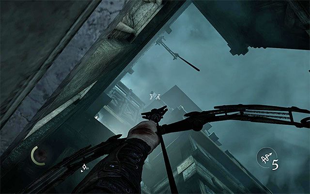 Upewnij się, że ostatnie wydarzenia nie zaalarmowały żadnego ze strażników, zeskocz na dół i wespnij się na skrzynię, która do niedawna wisiała na dźwigu - Przedostanie się do wnętrza posiadłości Barona | Rozdział 6 (Człowiek na rozstajach) - Thief - poradnik do gry