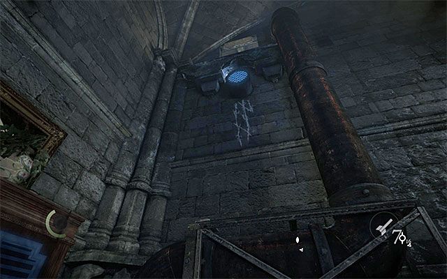 Drugą zaletą wynikającą z wyboru zachodniej klatki schodowej jest to, że w miejscu pokazanym na powyższym obrazku będziesz mógł użyć pazura i przystąpić do wspinaczki, docierając dzięki temu na dachy zachodnich pomieszczeń dla gości - Zbadanie górnego poziomu domu publicznego | Rozdział 3 (Brudne tajemnice) - Thief - poradnik do gry