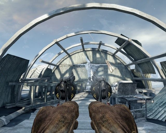 W domku bez dachu i bujającymi się granatami - Arctic Base | Skarby Deadfall Adventures - Deadfall Adventures - poradnik do gry