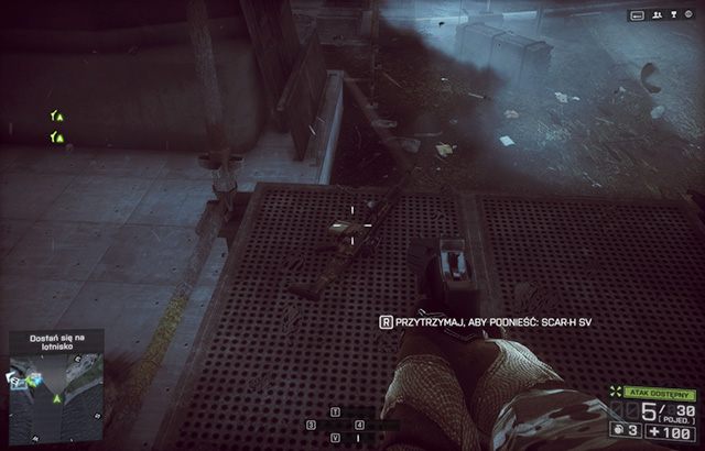 W momencie w którym dostaniesz rozkaz wejścia do czołgu, po swojej lewej stronie zobaczysz rusztowanie - 4 - Singapur (Bronie) | Ukryte nieśmiertelniki i bronie w Battlefield 4 - Battlefield 4 - poradnik do gry