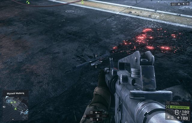 Na przeciwko samolotu, z którego podnosiłeś nieśmiertelnik Rebeliant zobaczysz płomienie, oraz kupkę gruzu - 7 - Suez (Nieśmiertelniki, Bronie) | Ukryte nieśmiertelniki i bronie - Battlefield 4 - poradnik do gry