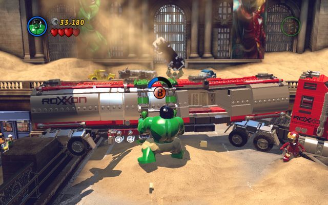 Podejdź Hulkiem do stworzonej właśnie konstrukcji i podnieś pojazd, odrzucając go w dowolnym kierunku - Sand Central Station | Opis przejścia LEGO Marvel Super Heroes - LEGO Marvel Super Heroes - poradnik do gry