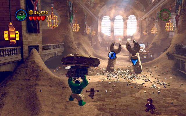 Kiedy pojawisz się w nowej lokacji, podejdź Hulkiem do obiektu po lewej i podnieś go korzystając z uchwytów - Sand Central Station | Opis przejścia LEGO Marvel Super Heroes - LEGO Marvel Super Heroes - poradnik do gry