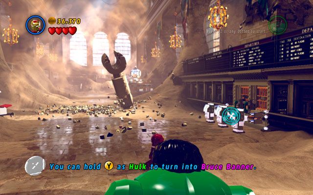 Teraz pora na Iron Mana - skorzystaj z systemu namierzania (klawisz ataku), bombardując rakietami srebrne barierki po prawej - Sand Central Station | Opis przejścia LEGO Marvel Super Heroes - LEGO Marvel Super Heroes - poradnik do gry