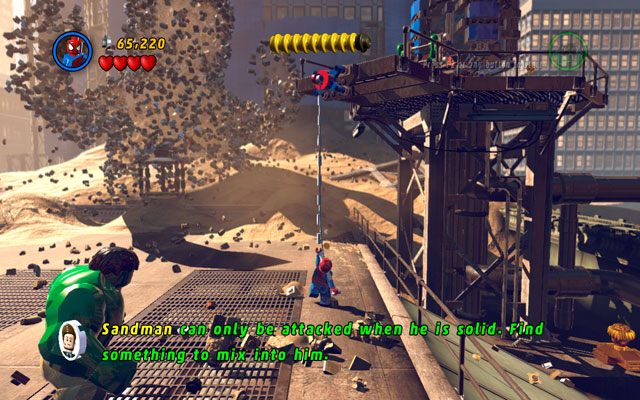 Po prawej stronie lokacji znajdziesz czerwono-niebieski panel, do którego możesz przytwierdzić pajęczą sieć - Sand Central Station | Opis przejścia LEGO Marvel Super Heroes - LEGO Marvel Super Heroes - poradnik do gry