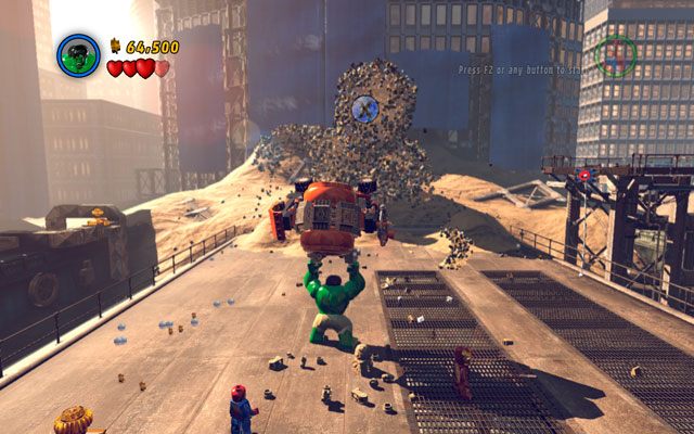 Gdy wróg zostanie częściowo utwardzony, podejdź zielonym mięśniakiem do bloku piasku (pośrodku planszy) i uderz w niego - Sand Central Station | Opis przejścia LEGO Marvel Super Heroes - LEGO Marvel Super Heroes - poradnik do gry