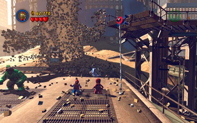 Po prawej stronie giganta znajduje się srebrna osłona, którą tylko Iron Man może zniszczyć - Sand Central Station | Opis przejścia LEGO Marvel Super Heroes - LEGO Marvel Super Heroes - poradnik do gry