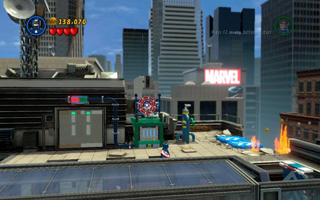 Będąc u góry rozwal wszystkie pobliskie obiekty, a z resztek zbuduj kolejny mechanizm napędzający windę - Times Square Off | Opis przejścia LEGO Marvel Super Heroes - LEGO Marvel Super Heroes - poradnik do gry
