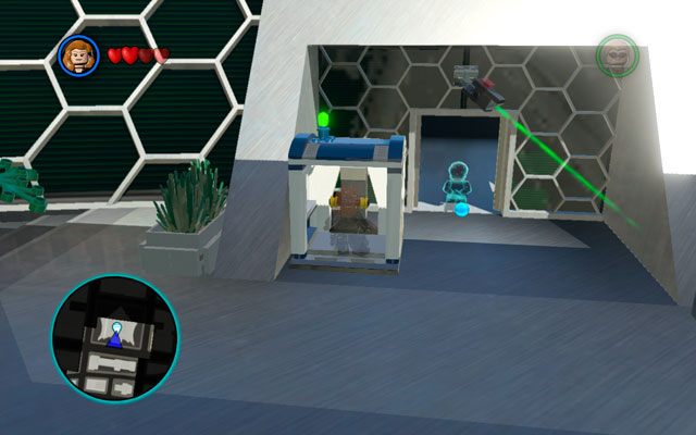 Podejdź Hawkeyem do zamkniętej bramy i wystrzel w jej kierunku strzałę z liną (klawisz interakcji) - Times Square / Oscorp | Opis przejścia LEGO Marvel Super Heroes - LEGO Marvel Super Heroes - poradnik do gry