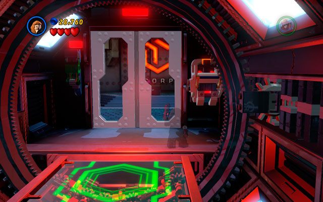 W następnym korytarzu znajdują się kamery, których tylko Black Widow może uniknąć - Exploratory Laboratory | Opis przejścia LEGO Marvel Super Heroes - LEGO Marvel Super Heroes - poradnik do gry