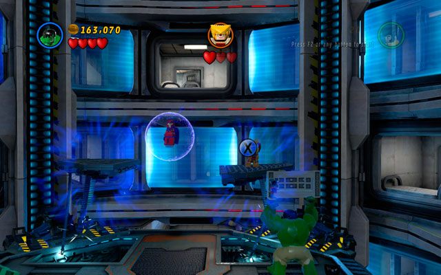 Ostatnia runda wygląda niemal identycznie - jako Wolverine zbuduj dwa obiekty do rzucania, a będąc Hulkiem postaraj się strącić przeciwnika z obu latających platform (kiedy zniszczysz jedną, Szablozęby przeskoczy na drugą) - Rock Up at the Lock Up | Opis przejścia LEGO Marvel Super Heroes - LEGO Marvel Super Heroes - poradnik do gry