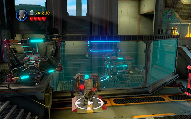 W nowej lokacji zmierz się z kilkoma przeciwnikami, a następnie idź w prawo, uruchamiając komputer umieszczony we wnęce - Rebooted, Resuited | Opis przejścia LEGO Marvel Super Heroes - LEGO Marvel Super Heroes - poradnik do gry