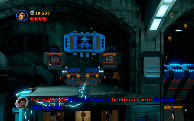 Po wejściu do budynku skorzystaj z niewidzialności posiadanej przez Black Widow (klawisz interakcji), tym samym unikając wykrycia przez kamery - Red Head Detention | Opis przejścia LEGO Marvel Super Heroes - LEGO Marvel Super Heroes - poradnik do gry