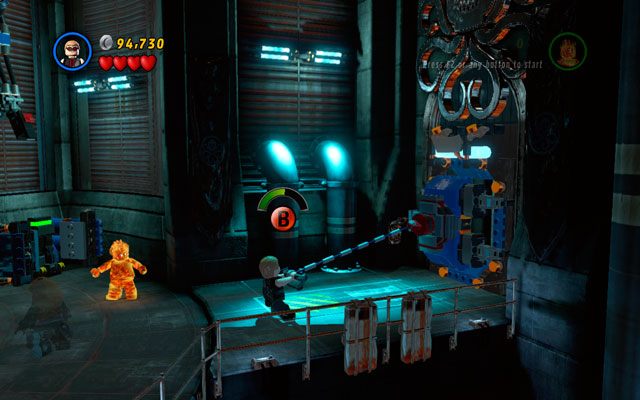 Przejdź Hawkeyem w prawo, a kiedy będziesz przy drzwiach z wystającym otworem, przyczep do nich strzałę z liną - Red Head Detention | Opis przejścia LEGO Marvel Super Heroes - LEGO Marvel Super Heroes - poradnik do gry