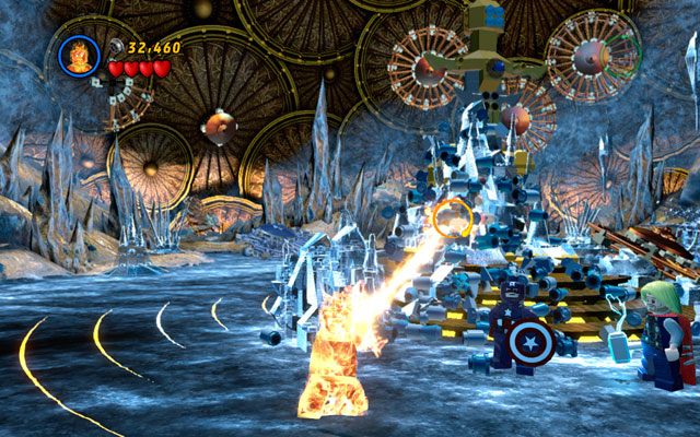 Po wejściu do pomieszczenia użyj płomieni Ludzkiej Pochodni, roztapiając lód skuwający urządzenie pośrodku - Bifrosty Reception | Opis przejścia LEGO Marvel Super Heroes - LEGO Marvel Super Heroes - poradnik do gry