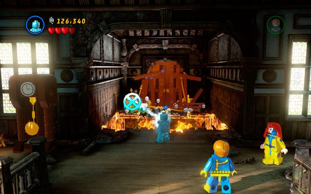 Jako Iceman ugaś płomienie szalejące pod drzwiami u góry, po czym wybierz Jean i z jej pomocą zmontuj kładkę prowadzącą na drugą stronę - Juggernauts and Crosses | Opis przejścia LEGO Marvel Super Heroes - LEGO Marvel Super Heroes - poradnik do gry