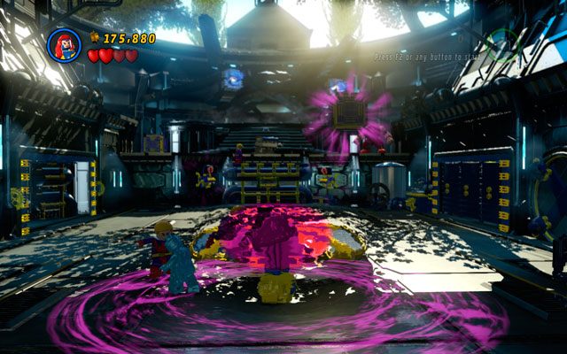 Łotr ponownie będzie rzucał w Ciebie skrzyniami - tak jak poprzednio, zlikwiduj kilku najbliższych wrogów, po czym skup się na odbijaniu pocisków - Juggernauts and Crosses | Opis przejścia LEGO Marvel Super Heroes - LEGO Marvel Super Heroes - poradnik do gry