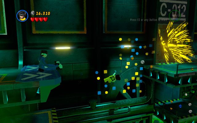 Jako Pan Fantastyczny podciągnij się na gibkich ramionach, wchodząc po uchwycie na górne piętro, by ostatecznie przelecieć na drugą stronę poziomu - Taking Liberties | Opis przejścia LEGO Marvel Super Heroes - LEGO Marvel Super Heroes - poradnik do gry