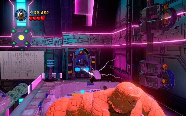 Użyj nadzwyczajnej siły Stwora, aby przebić żółtą ścianę naprzeciwko, po czym naładuj Storm piorunami i strzel nimi w akumulator - A Doom With a View | Opis przejścia LEGO Marvel Super Heroes - LEGO Marvel Super Heroes - poradnik do gry