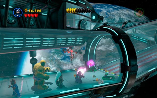 W nowej lokacji od razu wybierz Kapitana Amerykę i zasłoń się tarczą - tylko w ten sposób możesz uchronić się przed automatycznymi działkami, które ustawiono naprzeciwko - A Doom With a View | Opis przejścia LEGO Marvel Super Heroes - LEGO Marvel Super Heroes - poradnik do gry