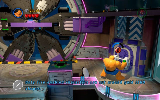 Jako Stwór pociągnij za zielone uchwyty po prawej stronie pomieszczenia, otwierając przejście do dwóch niebiesko-białych ścian - A Doom With a View | Opis przejścia LEGO Marvel Super Heroes - LEGO Marvel Super Heroes - poradnik do gry