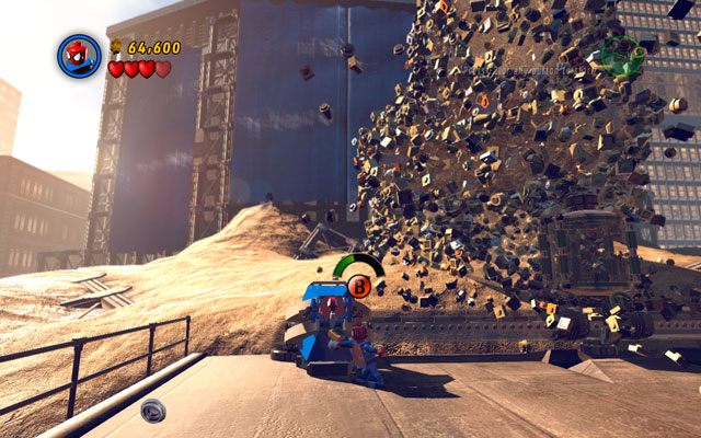 Będąc Spider-Manem podejdź do niebiesko-czerwonego panelu przy piaskowym olbrzymie (po lewej stronie) i skorzystaj z pajęczej sieci - Sandman | Bossowie w LEGO Marvel Super Heroes - LEGO Marvel Super Heroes - poradnik do gry