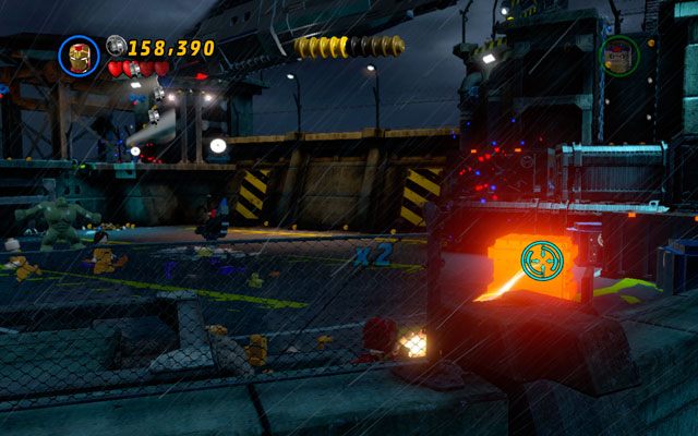 Skręć w prawo i podejdź Iron Manem albo Ludzką Pochodnią do złotej skrzynki po prawej, roztapiając ją - Rock Up at the Lock Up | Zestawy MiniKit w LEGO Marvel Super Heroes - LEGO Marvel Super Heroes - poradnik do gry