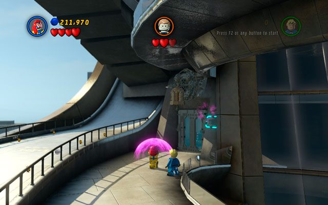 W trakcie tej samej walki skręć w lewo, podchodząc do zamkniętej bramy na skraju budynku - Rebooted, Resuited | Zestawy MiniKit w LEGO Marvel Super Heroes - LEGO Marvel Super Heroes - poradnik do gry