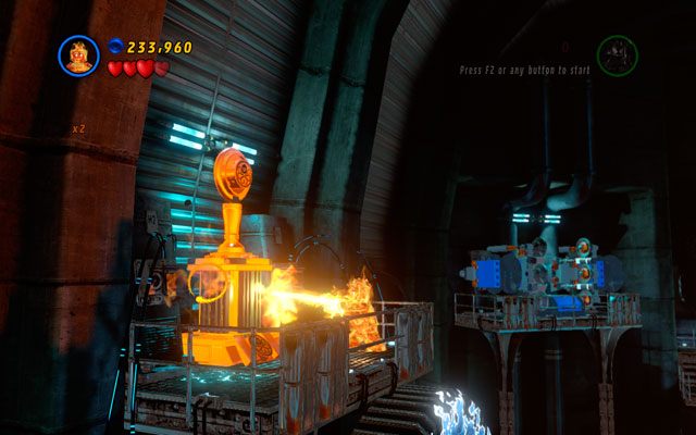 Czwarty ukryto pod samym sufitem, z lewej strony pomieszczenia (obok maszyny, w której przetrzymywany jest Stan Lee) - Red Head Detention | Zestawy MiniKit w LEGO Marvel Super Heroes - LEGO Marvel Super Heroes - poradnik do gry