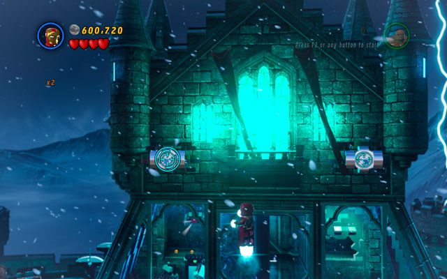 Wzleć Iron Manem w powietrze i wyceluj rakiety w dwie srebrne płyty umieszczone na środkowej wieży zamku - Doctor in the House | Zestawy MiniKit w LEGO Marvel Super Heroes - LEGO Marvel Super Heroes - poradnik do gry