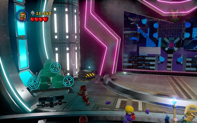 W tej samej lokacji znajdują się trzy stojaki z beczkami (jeden z lewej, dwa po prawej) - Magnetic Personality | Zestawy MiniKit w LEGO Marvel Super Heroes - LEGO Marvel Super Heroes - poradnik do gry