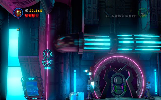 Trzecią schowano na lewo od wyjścia, w kącie u góry - A Doom With a View | Zestawy MiniKit w LEGO Marvel Super Heroes - LEGO Marvel Super Heroes - poradnik do gry