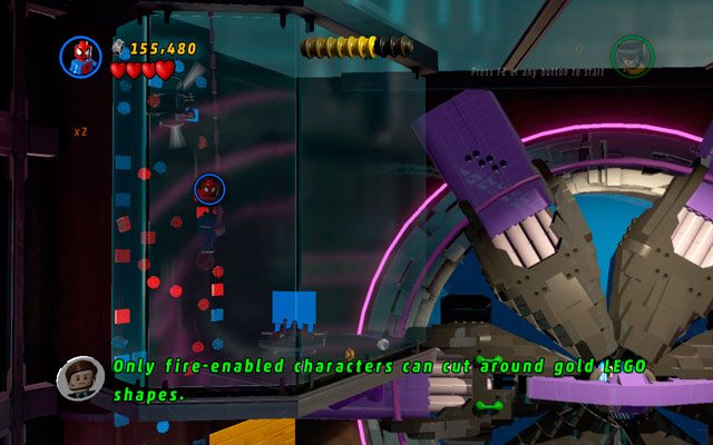 Następny zestaw ukryto za przeźroczystą szybą w lewym kącie pomieszczenia (możesz wspiąć się tam jako Spider-Man) - A Doom With a View | Zestawy MiniKit w LEGO Marvel Super Heroes - LEGO Marvel Super Heroes - poradnik do gry