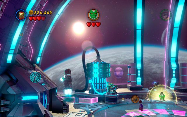 Podczas walki z Doktorem Doomem skręć w lewo i podleć Iron Manem do urządzenia ze srebrnym zatrzaskiem - A Doom With a View | Zestawy MiniKit w LEGO Marvel Super Heroes - LEGO Marvel Super Heroes - poradnik do gry