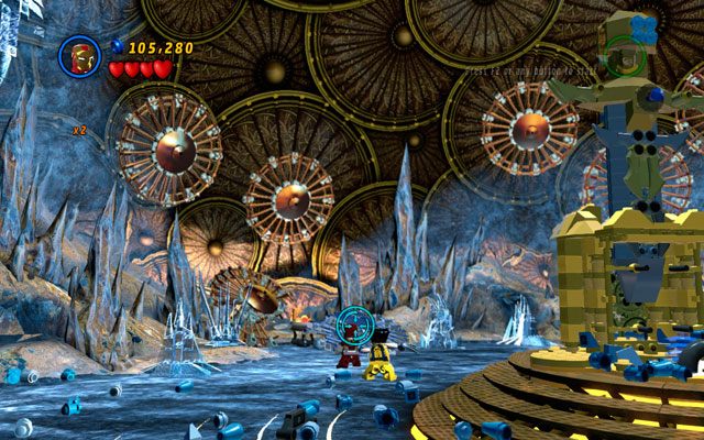Znajdując się w obserwatorium na samym początku poziomu podejdź Iron Manem do srebrnej tarczy w głębi areny - Kampania | Stan Lee w opałach | LEGO Marvel Super Heroes - LEGO Marvel Super Heroes - poradnik do gry