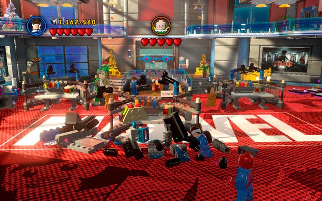 Od razu po wejściu na arenę zniszcz wszystkie meble w okolicy, z ich szczątków budując karmnik dla Vulture ( - Nuff Said | Bonusowe misje Deadpoola | LEGO Marvel Super Heroes - LEGO Marvel Super Heroes - poradnik do gry