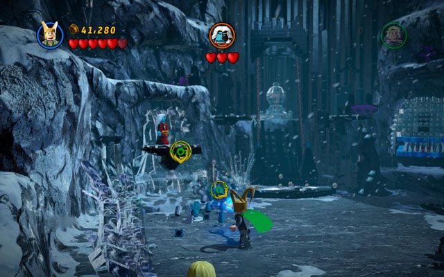 Schemat starcia jest bardzo prosty - musisz strzelać w platformę, na której stoi przeciwnik, a kiedy ta zniknie, zaatakować jego samego - Bro-tunheim | Bonusowe misje Deadpoola | LEGO Marvel Super Heroes - LEGO Marvel Super Heroes - poradnik do gry