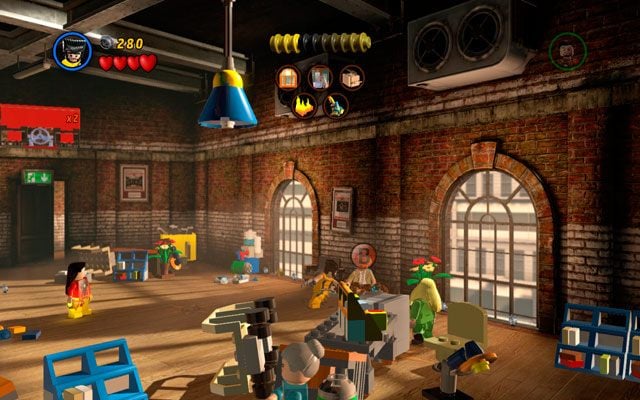 Stana Lee znajdziesz z prawej strony pomieszczenia, zakopanego w kupce piasku - Tabloid Tidy Up | Znajdźki na bonusowych poziomach | LEGO Marvel Super Heroes - LEGO Marvel Super Heroes - poradnik do gry