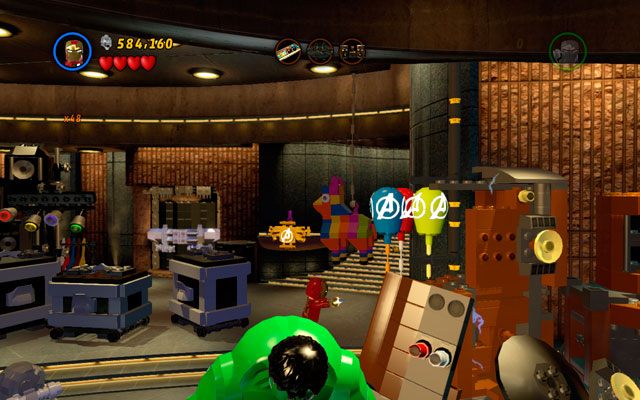 Drugi umieszczono na samym środku sali, tuż za Hulkiem - House Party Protocol | Znajdźki na bonusowych poziomach | LEGO Marvel - LEGO Marvel Super Heroes - poradnik do gry