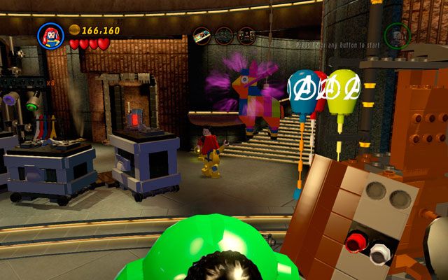 Czerwony klocek Deadpoola z mnożnikiem X10 możesz zdobyć, przechodząc w głąb pomieszczenia i stając obok srebrnej zasuwy - House Party Protocol | Znajdźki na bonusowych poziomach | LEGO Marvel - LEGO Marvel Super Heroes - poradnik do gry