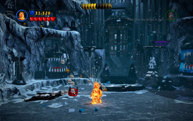 Aby zdobyć czerwony klocek zmniejszający bohatera, musisz roztopić ścianę pośrodku lokacji (na lewo od bramy, za którą uwięziono Heimdalla) - Bro-tunheim | Znajdźki na bonusowych poziomach | LEGO Marvel Super Heroes - LEGO Marvel Super Heroes - poradnik do gry