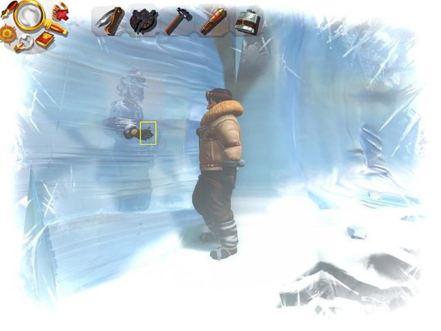 W poszukiwaniu owego kawałka skieruj się w lewo, aż dojdziesz do kolejnej lodowej ściany, z której wystaje ludzka ręka trzymająca pożądaną przez Jacka część amuletu - Otwórz wejście | Afryka, Kilimandżaro | Jack Keane 2 The Fire Within - Jack Keane 2: The Fire Within - poradnik do gry