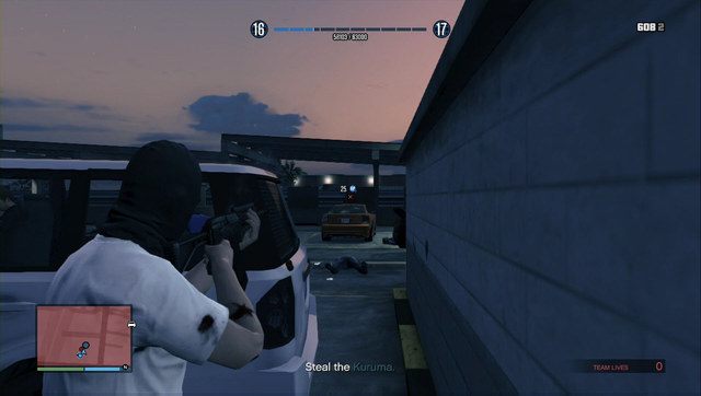 Utoruj sobie drogę do samochodu zabijając wrogich członków gangu - GTA Online: Napad 1 - Akcja we Fleeca/Fleeca Job | Napady DLC - GTA Online - poradnik do gry